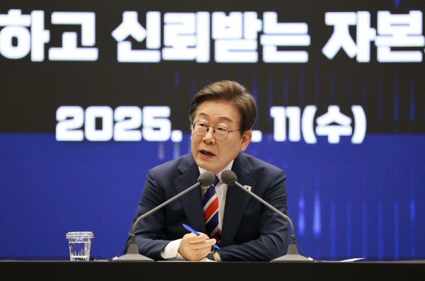 이재명 대통령이 11일 서울 영등포구 한국거래소에서 열린 주식시장 불공정거래 근절을 위한 현장 간담회에서 참석자 질문에 답하고 있다.