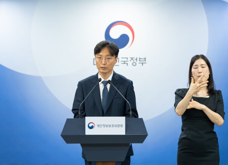 강대현 개인정보보호위원회 조사총괄과장이  6월 12일 오전 서울 종로구 정부서울청사에서 2025년 제13회 개인정보보호위원회 전체회의 안건인 안전조치 소홀로 개인정보를 유출한 2개 대학의 시정조치에 대해 브리핑하고 있다.