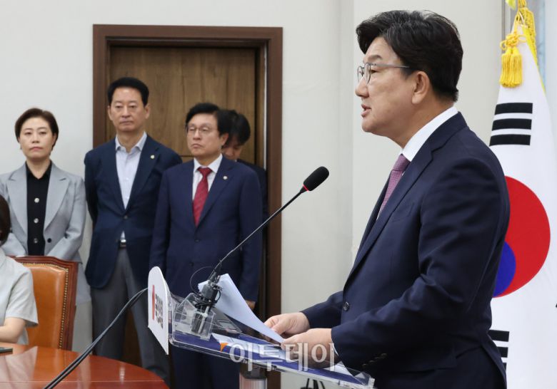 권성동 국민의힘 원내대표가 12일 서울 여의도 국회에서 퇴임 기자회견을 하고 있다. 이날 권 원내대표는 "우리는 윤석열 정부의 실패와 탄핵, 그리고 지난 대선에서 패배를 반면교사로 삼아 성찰과 혁신을 시작해야 한다"며 "무엇보다 성찰과 혁신이라는 가치가 당권투쟁으로 오염되지 않기를 바란다"고 당부했다. 고이란 기자 photoeran@