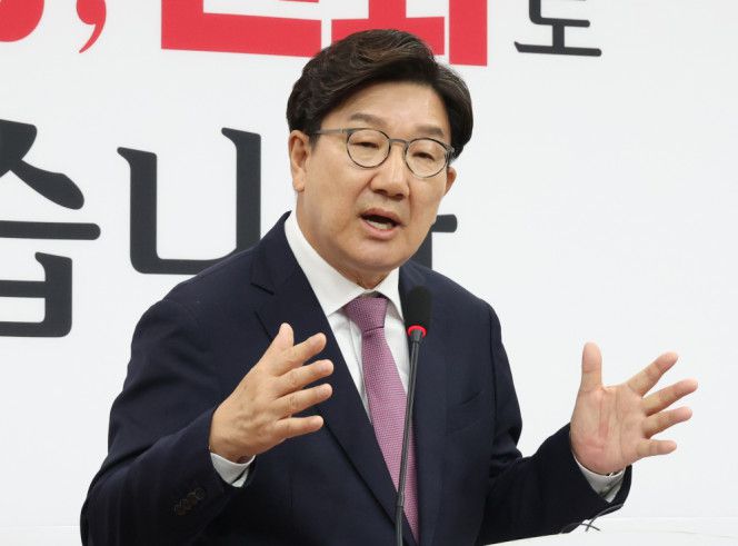 권성동 국민의힘 원내대표가 12일 서울 여의도 국회에서 퇴임 기자회견을 하고 있다. 이날 권 원내대표는 "우리는 윤석열 정부의 실패와 탄핵, 그리고 지난 대선에서 패배를 반면교사로 삼아 성찰과 혁신을 시작해야 한다"며 "무엇보다 성찰과 혁신이라는 가치가 당권투쟁으로 오염되지 않기를 바란다"고 당부했다. 고이란 기자 photoeran@