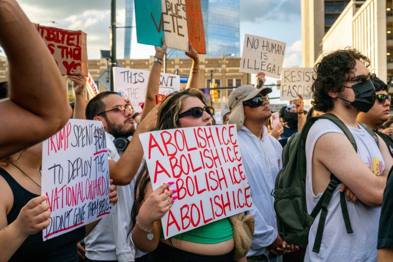 미국 텍사스에서 11일(현지시간) 불법 이민자 단속에 반발하는 시위가 벌어지고 있다. 텍사스/AFP연합뉴스