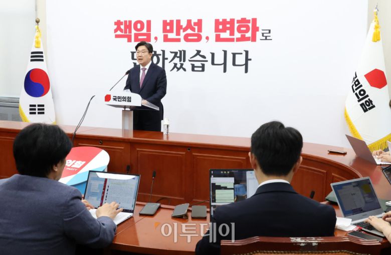 권성동 국민의힘 원내대표가 12일 서울 여의도 국회에서 퇴임 기자회견을 하고 있다. 이날 권 원내대표는 "우리는 윤석열 정부의 실패와 탄핵, 그리고 지난 대선에서 패배를 반면교사로 삼아 성찰과 혁신을 시작해야 한다"며 "무엇보다 성찰과 혁신이라는 가치가 당권투쟁으로 오염되지 않기를 바란다"고 당부했다. 고이란 기자 photoeran@