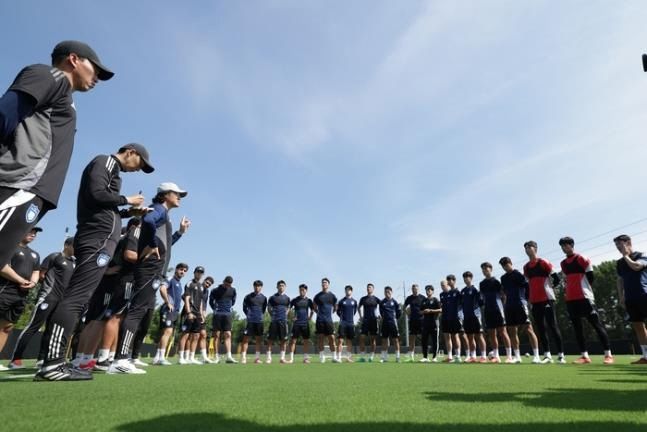 클럽 월드컵 베이스캠프에서 첫 훈련을 진행 중인 울산 HD 선수단의 모습.