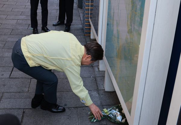 이재명 대통령이 12일 서울 용산구 이태원 참사 현장 '10·29 기억과 안전의 길'에서 헌화하고 있다. 2025.6.12