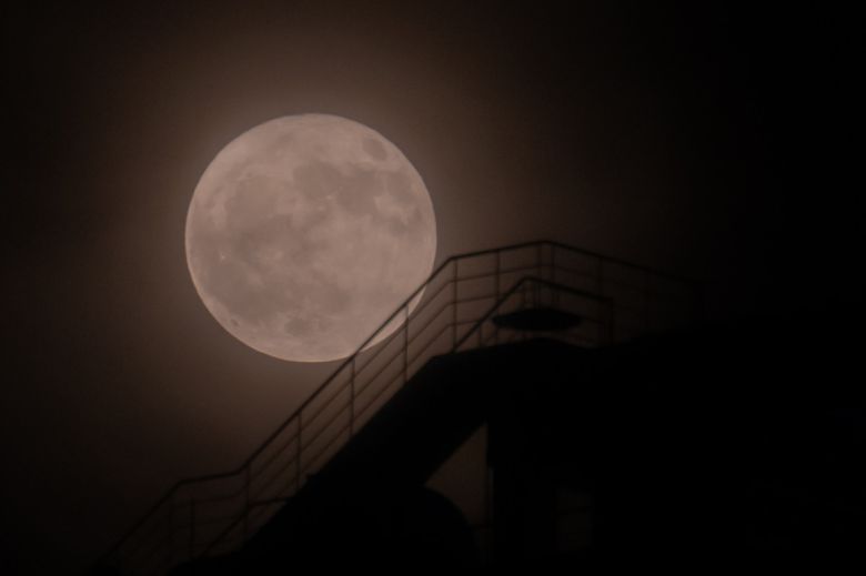 11일 오후 광주 서구 광주시청 옥상 난간 뒤편으로 6월의 보름달 스트로베리 문(Strawberry Moon)이 떠오르고 있다.