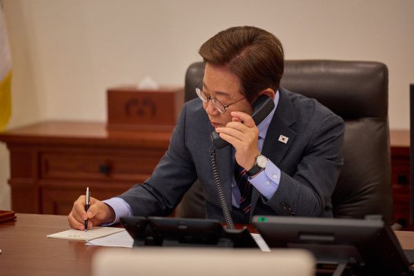 이재명 대통령, 베트남 주석과 통화    (서울=연합뉴스) 이재명 대통령이 12일 용산 대통령실에서 르엉 끄엉 베트남 국가주석과 전화 통화를 하고 있다. 2025.6.12 [대통령실 제공. 재판매 및 DB 금지]    photo@yna.co.kr/2025-06-12 11:19:09/<저작권자 ⓒ 1980-2025 ㈜연합뉴스. 무단 전재 재배포 금지, AI 학습 및 활용 금지>