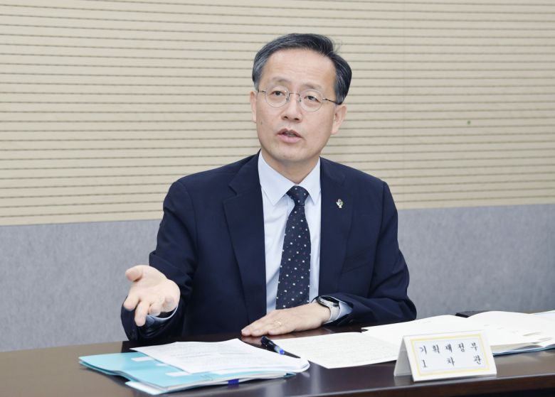 이형일 기획재정부 장관 직무대행 1차관이 6월 12일 오전 정부세종청사 중앙동에서 열린 '제47차 물가관계차관회의'를 주재, 모두발언을 하고 있다.