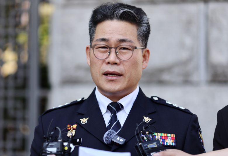 백해룡 전 영등포경찰서 형사과장(경정)이 12일 서울 서초구 대검찰청 앞에서 인천세관 마약 밀수 연루 의혹 관련 합동수사팀 출범에 대해 입장을 밝히고 있다.