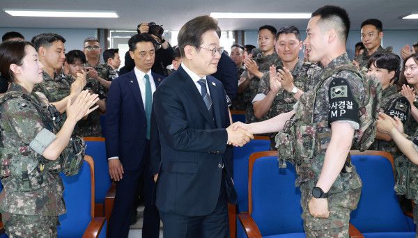 이재명 대통령, 전방 군 부대 방문    (연천=연합뉴스) 홍해인 기자 = 이재명 대통령이 13일 경기도 연천군 육군 25사단 비룡전망대에서 장병들을 격려하고 있다. 2025.6.13    hihong@yna.co.kr/2025-06-13 15:27:05/<저작권자 ⓒ 1980-2025 ㈜연합뉴스. 무단 전재 재배포 금지, AI 학습 및 활용 금지>