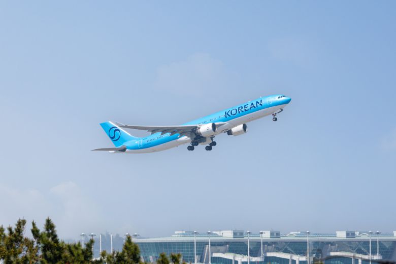 마일리지 특별기로 투입되는 대한항공 A330-300.