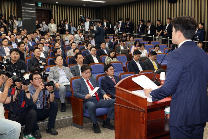 국민의힘 김용태 비상대책위원장이 9일 서울 여의도 국회에서 열린 의원총회에서 발언하고 있다. 2025.6.9.