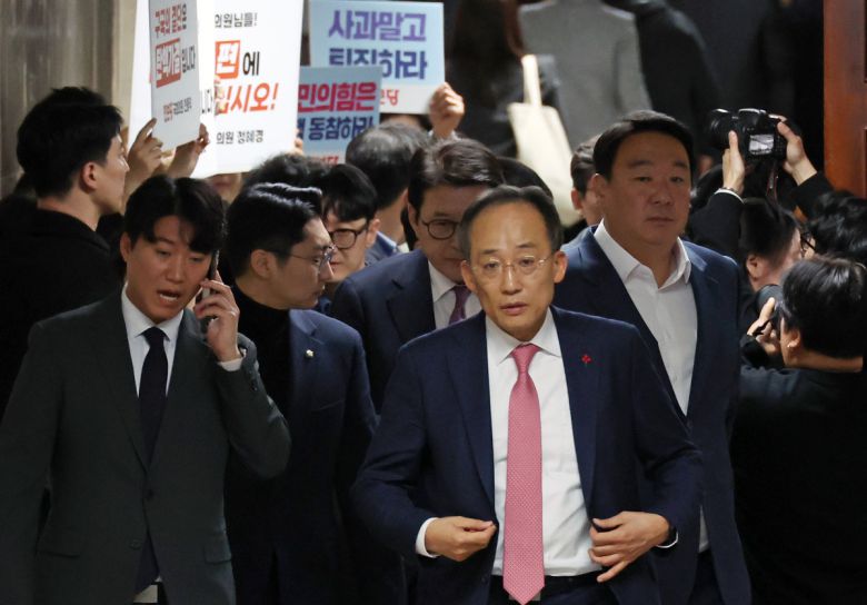 윤석열 대통령 탄핵소추안 표결일인 지난해 12월 7일 오전 추경호 국민의힘 원내대표가 서울 여의도 국회에서 열린 의원총회가 끝난 뒤 나오는 동안 진보당 의원들과 관계자들이 탄핵 동참을 촉구하는 피케팅을 하고 있다. 2024.12.07.