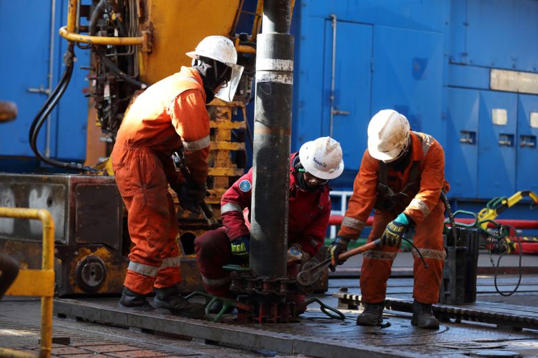 대왕고래 시추 작업자들이 1차 시추 당시 동해 현장에서 탐사시추 작업을 진행하고 있다.