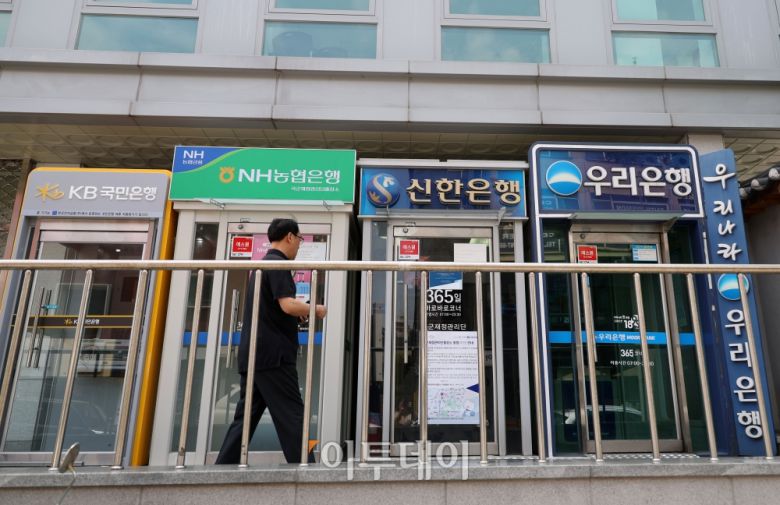 한국은행의 기준금리 동결이 이어지자 시장금리가 정점을 찍고 하락하고 있다. 5일 은행연합회 소비자포털 공시자료에 따르면 5월 기준(4월 취급분) 5대 은행(KB국민·신한·하나·우리·NH농협)의 주택담보대출(분할상환방식) 평균금리는 연 4%대에 머물렀다. 사진은 이날 서울 시내에 설치된 시중은행 현금인출기. 고이란 기자 photoeran@