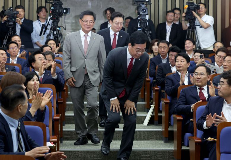 16일 서울 여의도 국회에서 열린 ‘2025 국민의힘 원내대표 선출 선거 의원총회’에서 송언석, 이헌승, 김성원 원내대표 후보가 회의장으로 들어서고 있다. 신태현 기자 holjjak@