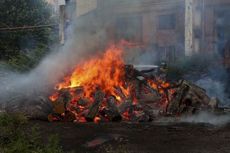 우크라이나 자포리자에서 14일(현지시간) 소방대원이 러시아 드론 공격 현장에서 불을 끄고 있다. 자포리자/AP연합뉴스