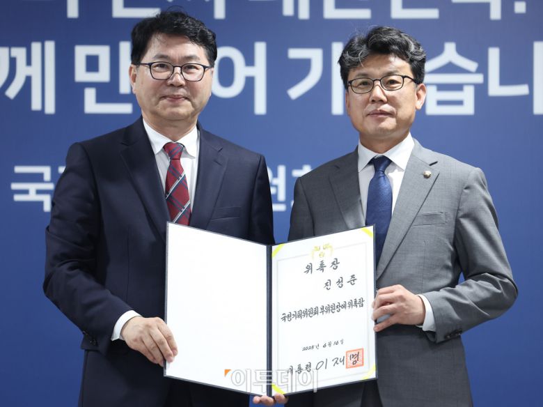 이한주(왼쪽) 국정기획위원장이 16일 서울 종로구 정부서울청사 창성동 별관에서 열린 국정기획위원회 출범식에서 부위원장을 맡은 진성준 더불어민주당 정책위의장에게 위촉장 수여 후 기념촬영을 하고 있다. 이재명 정부의 대통령직인수위원회 역할을 하는 국정기획위는 100대 국정과제를 정리하고 과제별로 추진 시점과 목표 등을 정해 국정운영 5개년 계획을 마련할 방침이다. 조현호 기자 hyunho@