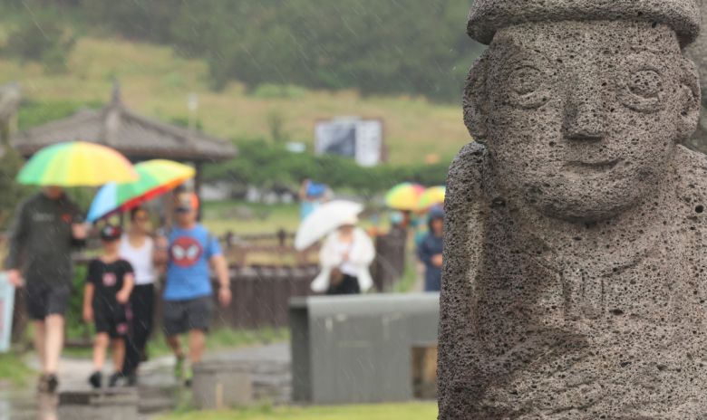 제주도에 이른 장마가 시작된 12일 오전 제주 서귀포시 대정읍 송악산을 찾은 관광객이 산책로를 걷고 있다. (연합뉴스)