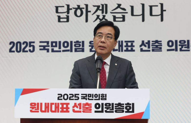 16일 서울 여의도 국회에서 열린 ‘2025 국민의힘 원내대표 선출 선거 의원총회’에서 송언석 후보가 정견발표를 하고 있다. 신태현 기자 holjjak@