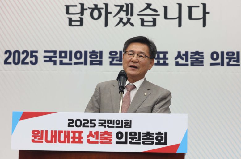 16일 서울 여의도 국회에서 열린 ‘2025 국민의힘 원내대표 선출 선거 의원총회’에서 이헌승 후보가 정견발표를 하고 있다. 신태현 기자 holjjak@