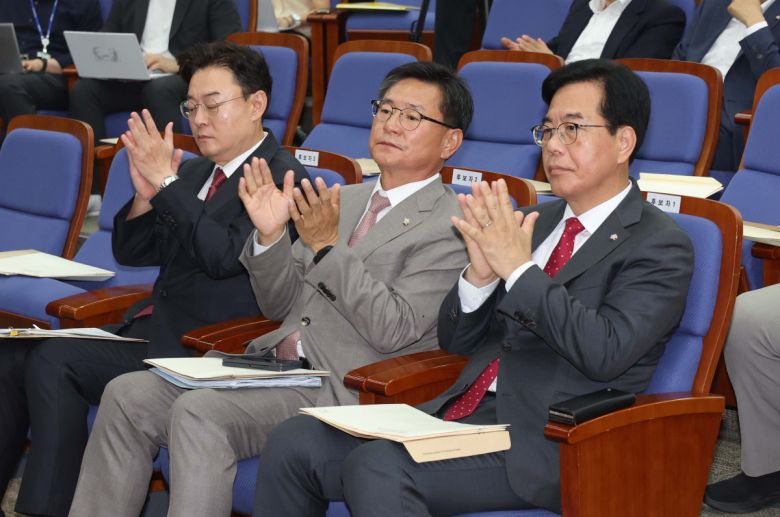 16일 서울 여의도 국회에서 열린 ‘2025 국민의힘 원내대표 선출 선거 의원총회’에서 송언석(오른쪽부터), 이헌승, 김성원 원내대표 후보가 박수치고 있다. 신태현 기자 holjjak@