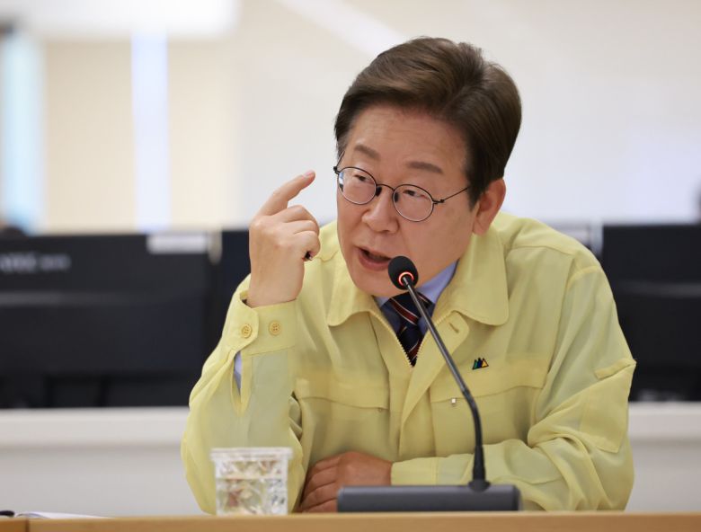 이재명 대통령이 12일 서울 서초구 한강홍수통제소에서 수해(장마) 대비 현장 점검 회의를 주재하고 있다.(연합뉴스)