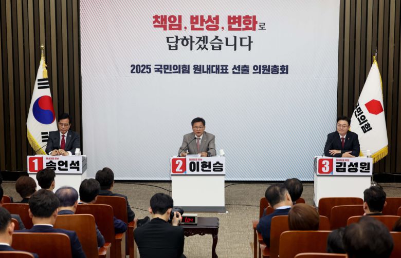 16일 서울 여의도 국회에서 열린 ‘2025 국민의힘 원내대표 선출 선거 의원총회’에서 송언석(왼쪽부터), 이헌승, 김성원 원내대표 후보가 합동토론회를 갖고있다. 신태현 기자 holjjak@