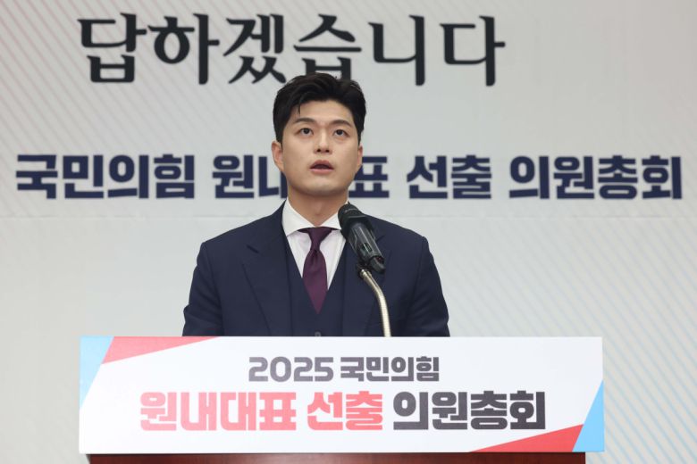 16일 서울 여의도 국회에서 열린 ‘2025 국민의힘 원내대표 선출 선거 의원총회’에서 김용태 비상대책위원장이 인사말을 하고 있다. 신태현 기자 holjjak@