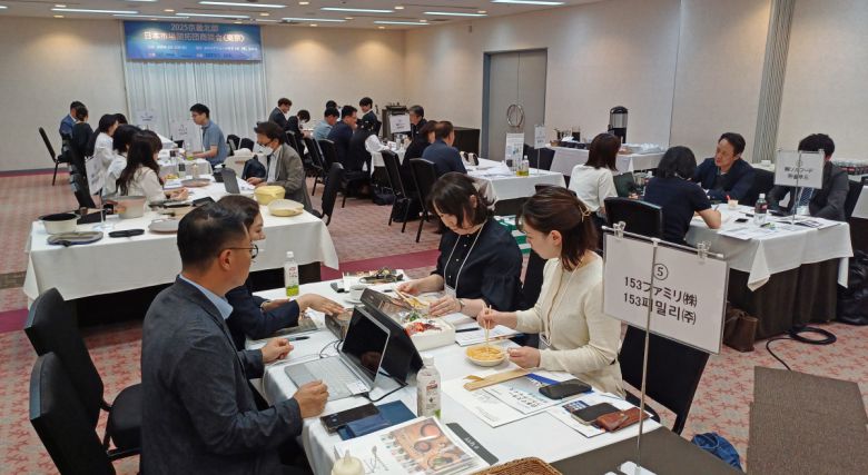 경기도경제과학진흥원 관계자들과 참가기업 관계자들이 일본 도쿄와 오사카에서 열린 2025년 경기북부 일본 시장개척단 행사 기간 동안 각각의 테이블에서 수출상담을 진행하고 있다.