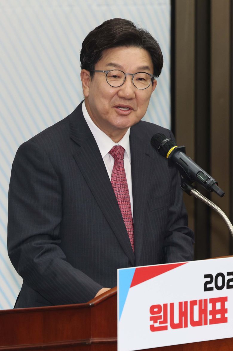 16일 서울 여의도 국회에서 열린 ‘2025 국민의힘 원내대표 선출 선거 의원총회’에서 권성동 원내대표가 인사말을 하고 있다. 신태현 기자 holjjak@