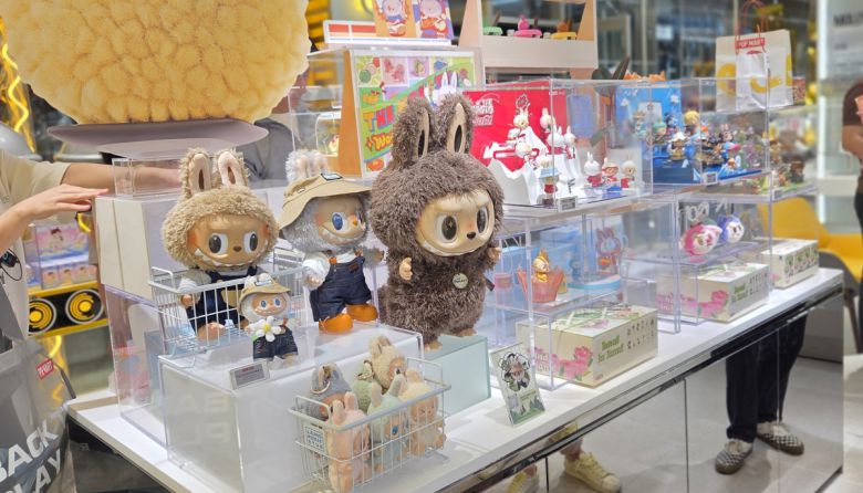 중국 베이징의 한 팝마트 매장에 다양한 라부부 관련 제품들이 전시돼 있다. (뉴시스)