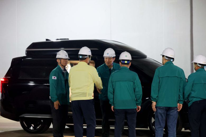 오세훈 서울시장이 본격적인 장마철을 앞두고 18일 서울 관악구 신림공영차고지 빗물저류조 현장을 살펴보기 앞서 관계자들과 인사하고 있다. 신림공영차고지 빗물저류조는 폭우 시 도림천 범람을 막기 위해 3만5000t의 빗물을 일시 저장하도록 설계됐다. 지상과 지하 1층에는 버스주차장으로 활용되는 공영차고지가, 지하 2층에는 빗물저류조가 각각 설치됐다. 오 시장은 현장에서 저류 준비 상태, 펌프설비 작동 준비, 자동제어시스템 운영 방안 등 가동상황을 점검했다. 신태현 기자 holjjak@