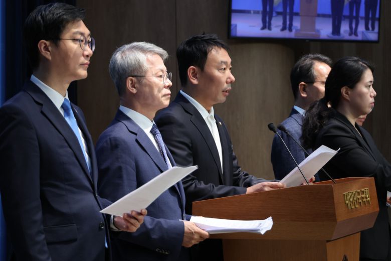 더불어민주당 장경태(왼쪽부터)·민형배·김용민 의원 등이 11일 서울 여의도 국회 소통관에서 검찰청법 폐지법안, 공소청 신설법안 등 검찰개혁을 위해 발의한 법안들에 대해 설명하고 있다.