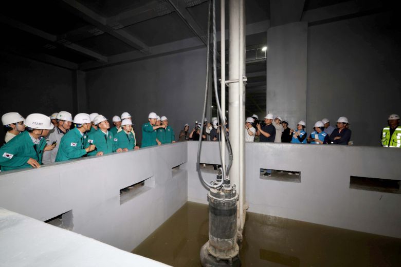 오세훈 서울시장이 본격적인 장마철을 앞두고 18일 서울 관악구 신림공영차고지 빗물저류조 현장을 살펴보고 있다. 신림공영차고지 빗물저류조는 폭우 시 도림천 범람을 막기 위해 3만5000t의 빗물을 일시 저장하도록 설계됐다. 지상과 지하 1층에는 버스주차장으로 활용되는 공영차고지가, 지하 2층에는 빗물저류조가 각각 설치됐다. 오 시장은 현장에서 저류 준비 상태, 펌프설비 작동 준비, 자동제어시스템 운영 방안 등 가동상황을 점검했다. 신태현 기자 holjjak@