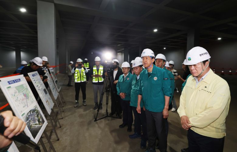 오세훈 서울시장이 본격적인 장마철을 앞두고 18일 서울 관악구 신림공영차고지 빗물저류조 현장을 살펴보고 있다. 신림공영차고지 빗물저류조는 폭우 시 도림천 범람을 막기 위해 3만5000t의 빗물을 일시 저장하도록 설계됐다. 지상과 지하 1층에는 버스주차장으로 활용되는 공영차고지가, 지하 2층에는 빗물저류조가 각각 설치됐다. 오 시장은 현장에서 저류 준비 상태, 펌프설비 작동 준비, 자동제어시스템 운영 방안 등 가동상황을 점검했다. 신태현 기자 holjjak@