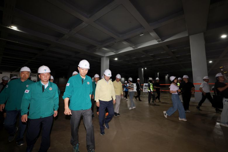 오세훈 서울시장이 본격적인 장마철을 앞두고 18일 서울 관악구 신림공영차고지 빗물저류조 현장을 살펴보고 있다. 신림공영차고지 빗물저류조는 폭우 시 도림천 범람을 막기 위해 3만5000t의 빗물을 일시 저장하도록 설계됐다. 지상과 지하 1층에는 버스주차장으로 활용되는 공영차고지가, 지하 2층에는 빗물저류조가 각각 설치됐다. 오 시장은 현장에서 저류 준비 상태, 펌프설비 작동 준비, 자동제어시스템 운영 방안 등 가동상황을 점검했다. 신태현 기자 holjjak@