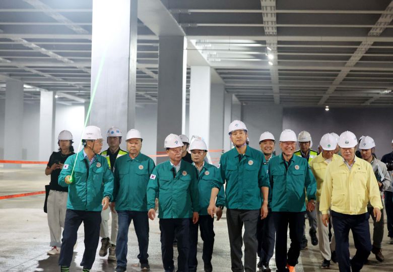 오세훈 서울시장이 본격적인 장마철을 앞두고 18일 서울 관악구 신림공영차고지 빗물저류조 현장을 살펴보고 있다. 신림공영차고지 빗물저류조는 폭우 시 도림천 범람을 막기 위해 3만5000t의 빗물을 일시 저장하도록 설계됐다. 지상과 지하 1층에는 버스주차장으로 활용되는 공영차고지가, 지하 2층에는 빗물저류조가 각각 설치됐다. 오 시장은 현장에서 저류 준비 상태, 펌프설비 작동 준비, 자동제어시스템 운영 방안 등 가동상황을 점검했다. 신태현 기자 holjjak@
