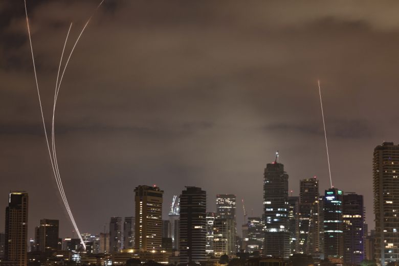 이스라엘 텔아비브에서 16일(현지시간) 오전 방공망 시스템인 아이언돔이 이란에서 발사한 미사일들을 요격하고 있다. 텔아비브/EPA연합뉴스
