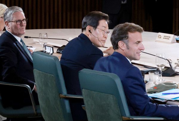 이재명 대통령이 17일(현지시간) 캐나다 앨버타주 캐내내스키스 주요 7개국(G7) 정상회의장에서 업무 오찬을 겸해 열린 G7 정상회의 확대 세션에 참석해 있다. 오른쪽부터 에마뉘엘 마크롱 프랑스 대통령, 이 대통령, 키어 스타머 영국 총리. 2025.6.18