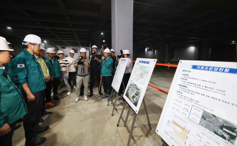 오세훈 서울시장이 본격적인 장마철을 앞두고 18일 서울 관악구 신림공영차고지 빗물저류조 현장을 살펴보고 있다. 신림공영차고지 빗물저류조는 폭우 시 도림천 범람을 막기 위해 3만5000t의 빗물을 일시 저장하도록 설계됐다. 지상과 지하 1층에는 버스주차장으로 활용되는 공영차고지가, 지하 2층에는 빗물저류조가 각각 설치됐다. 오 시장은 현장에서 저류 준비 상태, 펌프설비 작동 준비, 자동제어시스템 운영 방안 등 가동상황을 점검했다. 신태현 기자 holjjak@