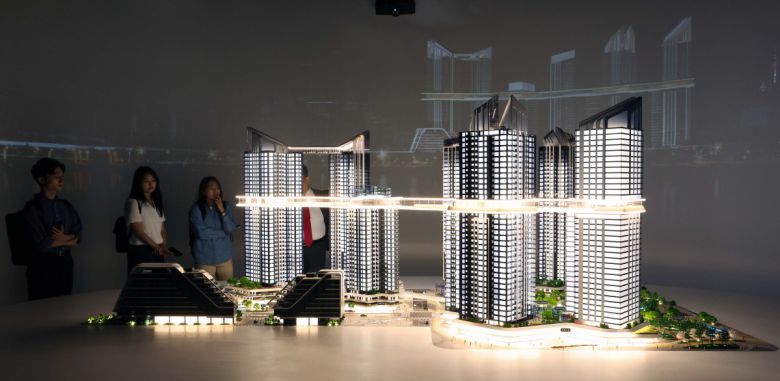 HDC현대산업개발과 포스코이앤씨가 9일 서울 용산구 베르가모 웨딩홀에 ‘용산정비창 전면 제1구역’ 재개발 홍보관을 나란히 열고 조합원 표심 잡기에 나섰다. 이날 HDC현산 홍보관에 ‘더 라인 330’ 모형이 전시돼 있다.