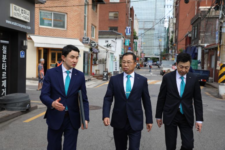 정희민(가운데) 포스코이앤씨 대표가 임직원들이 용산정비창 전면 1구역 현장을  둘러보고있다.