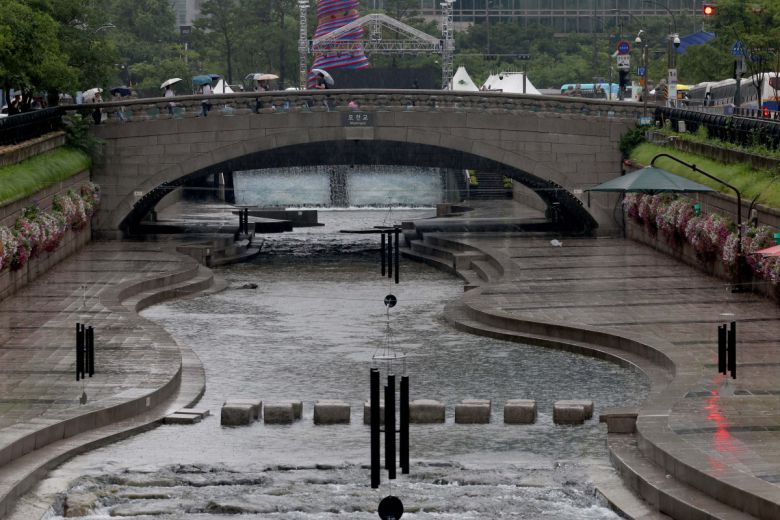 본격적인 장마가 시작, 서울에 호우주의보가 경기·인천에 호우경보가 발령된 20일 서울 청계천 산책로의 출입이 통제돼 있다. 신태현 기자 holjjak@