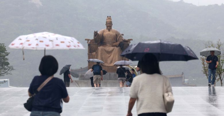 본격적인 장마가 시작, 서울에 호우주의보가 경기·인천에 호우경보가 발령된 20일 서울 광화문광장에서 우산을 쓴 시민들이 발걸음을 옮기고 있다. 신태현 기자 holjjak@