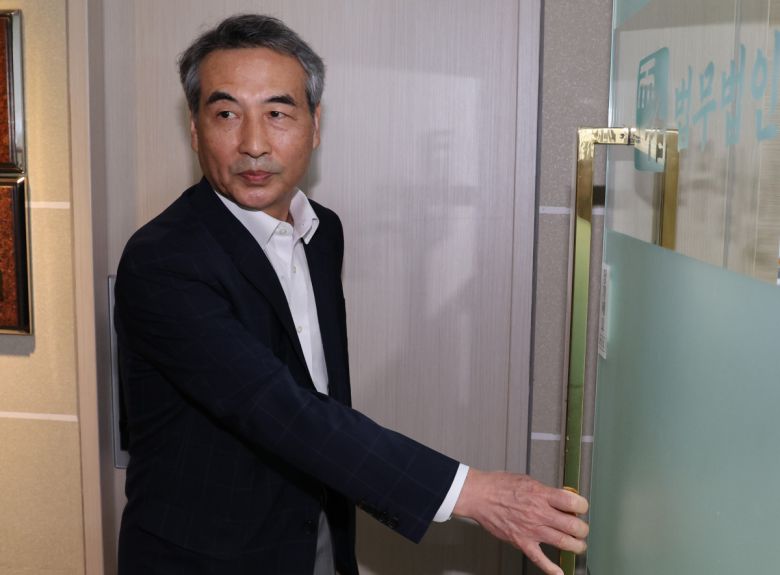 민중기 특별검사가 16일 서울 서초구 사무실로 향하고 있다.