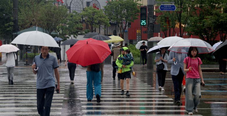 본격적인 장마가 시작, 서울에 호우주의보가 경기·인천에 호우경보가 발령된 20일 서울 세종대로사거리에서 우산을 쓴 시민들이 발걸음을 옮기고 있다. 신태현 기자 holjjak@