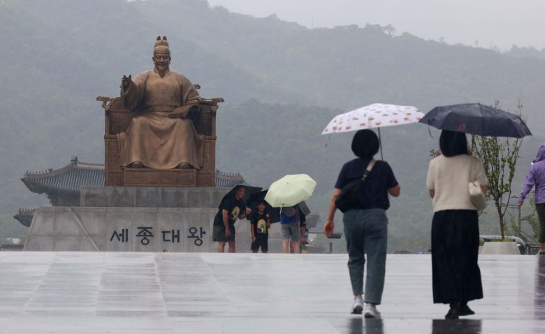 본격적인 장마가 시작, 서울에 호우주의보가 경기·인천에 호우경보가 발령된 20일 서울 광화문광장에서 우산을 쓴 시민들이 발걸음을 옮기고 있다. 신태현 기자 holjjak@
