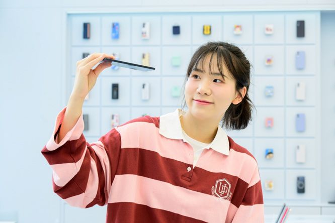 IT 유튜브 채널을 운영하는 권민성 씨가 갤럭시 S25 엣지의 얇은 두께를 보여주고 있다