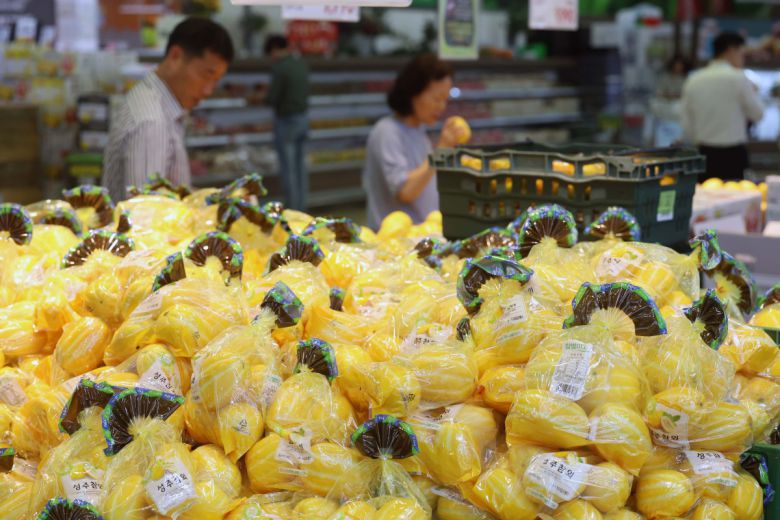지난달 농산물과 석탄 등 에너지 가격이 하락하면서, 생산자물가가 1년 6개월 만에 가장 큰 폭으로 내렸다. 20일 한국은행에 따르면 5월 생산자물가지수는 2020년을 100으로 봤을 때, 직전 달보다 0.4% 낮은 119.66으로 집계됐다. 4월에 이어 두 달 연속 하락했으며 지난 2023년 11월 이후 가장 큰 내림폭이다. 직전 달과 비교해보면, 참외가 53%, 양파가 42% 가격이 떨어져 농림수산품이 4.4% 낮아졌고, 공산품 가운데서는 석탄·석유제품이 4.2% 하락해 생산자물가를 끌어내렸다. 이날 서울의 한 대형마트에서 시민들이 장을 보고 있다. 신태현 기자 holjjak@