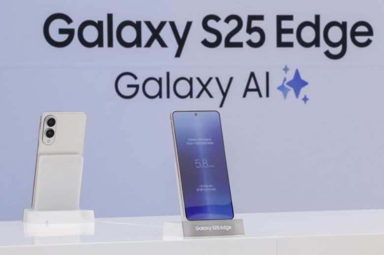 삼성전자 초슬림형 스마트폰 갤럭시 S25 엣지가 공개된 13일 서울 서초구 서울강남에 갤럭시 S25 엣지가 전시되어 있다. 조현호 기자 hyunho@